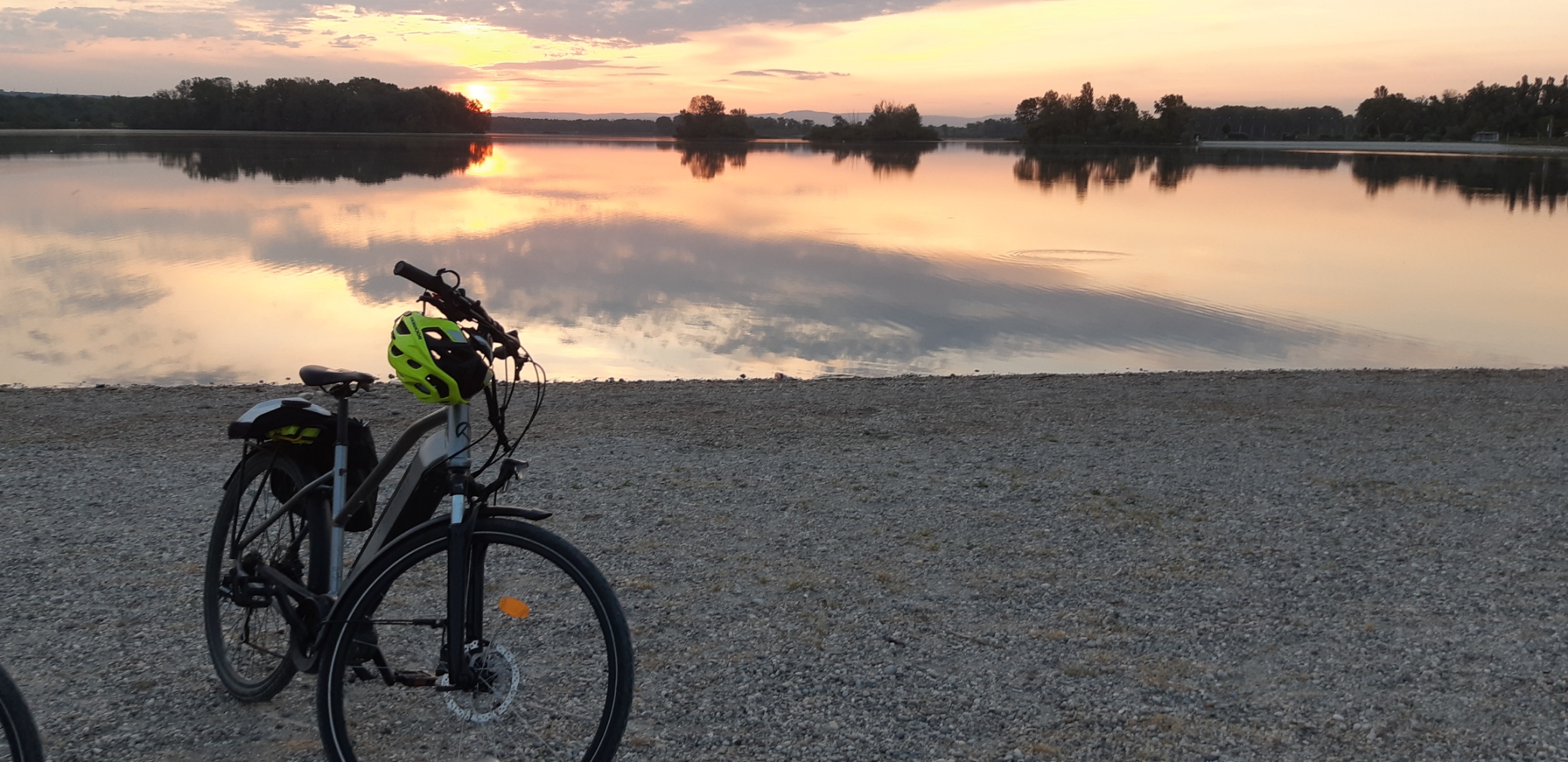 Un vélo au bord de la plage au soleil levant